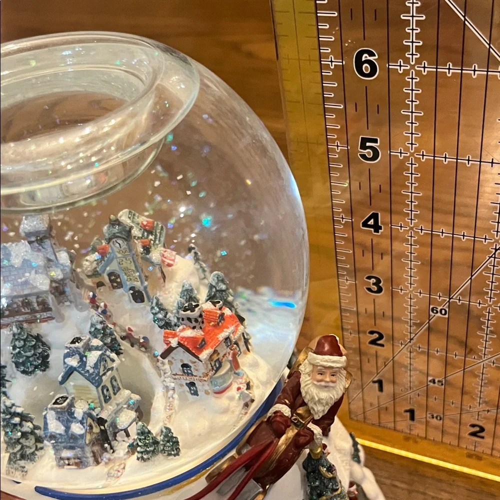 PartyLite Olde World‎ Village musical snow globe